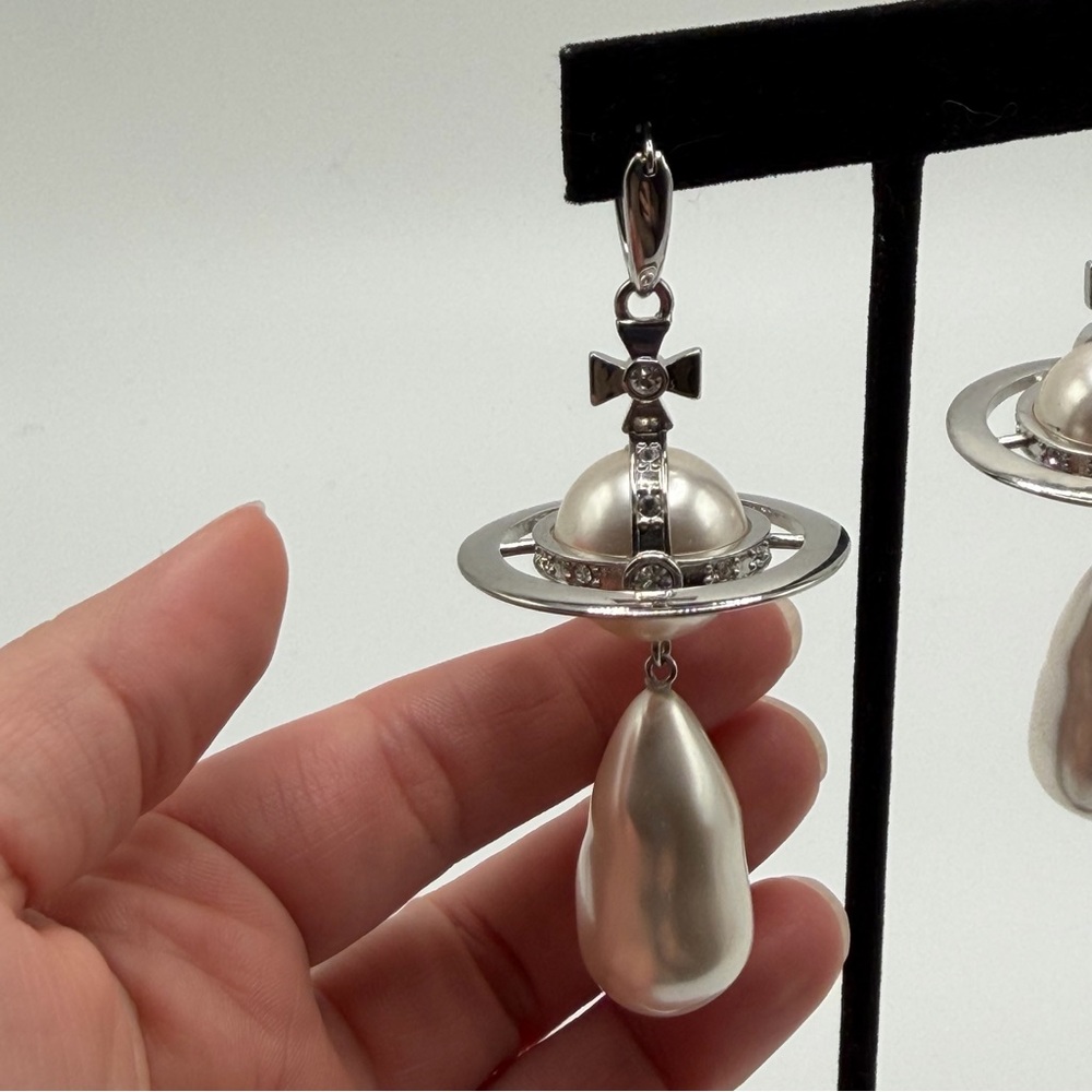 VIVIENNE WESTWOOD ORB BAROQUE PEARL DROP EARRINGS – SILVER - Picture 5 of 6